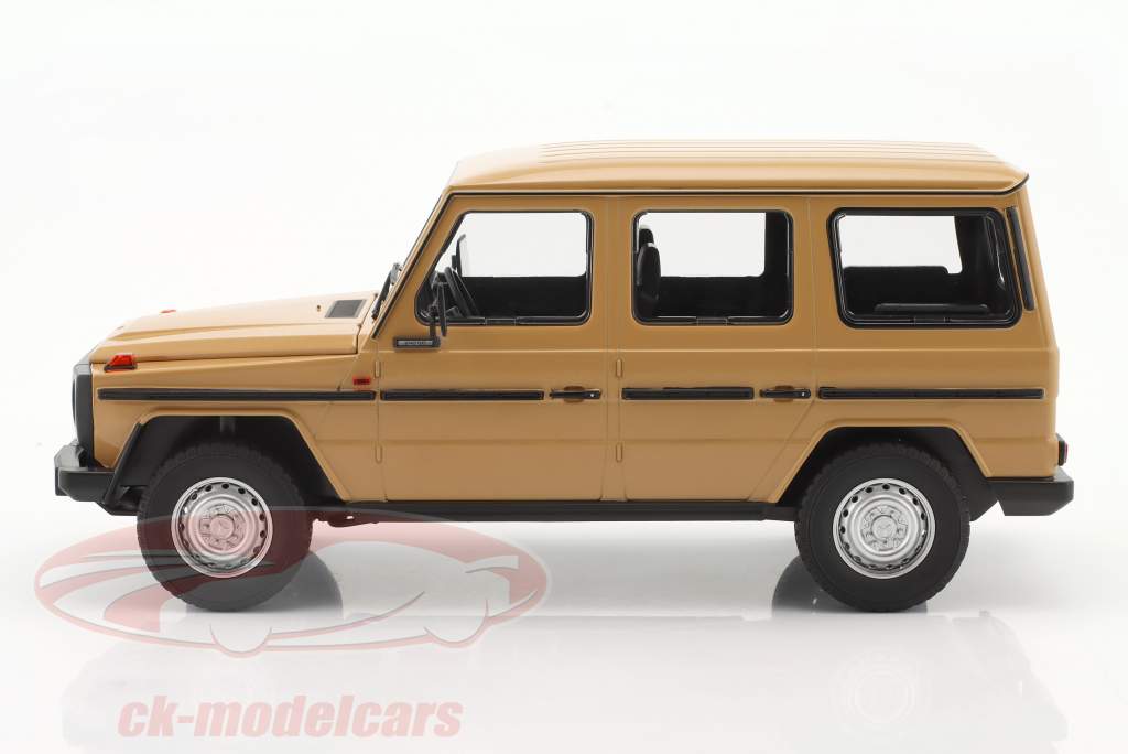 Mercedes-Benz G model LWB (W460) Byggeår 1980 beige 1:18 Minichamps