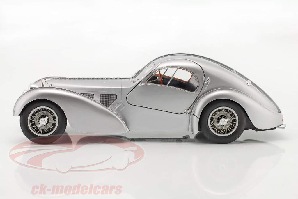 Bugatti Type 57 SC Atlantic Bouwjaar 1937 zilver metalen 1:18 Solido