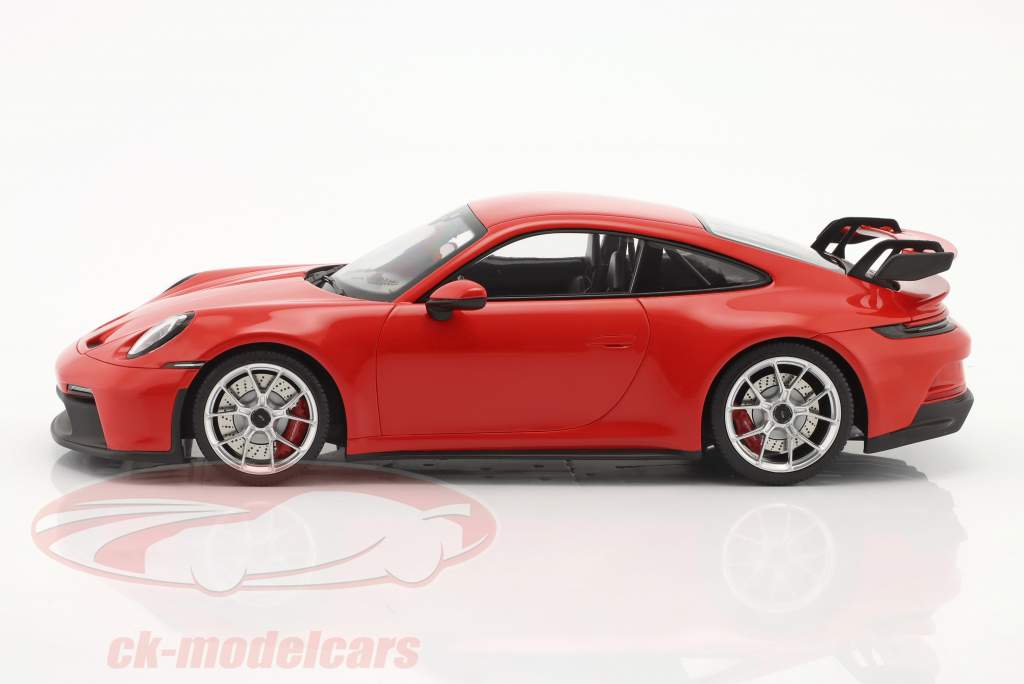 Porsche 911 (992) GT3 2021 bewakers rood / zilver velgen 1:18 Minichamps