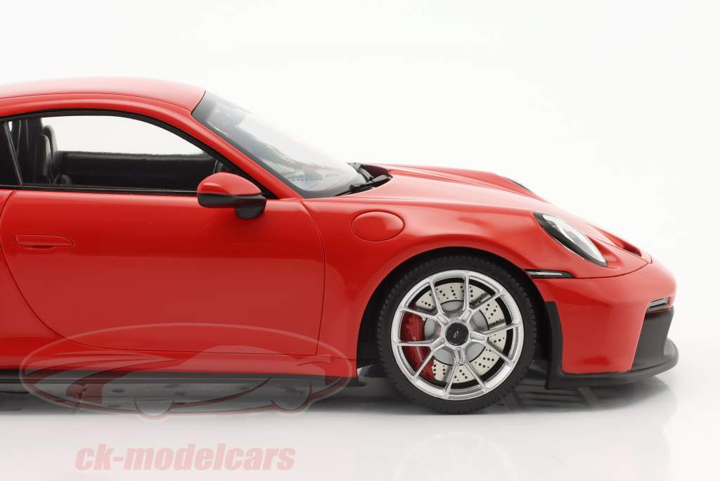 Porsche 911 (992) GT3 2021 guardas vermelho / prata aros 1:18 Minichamps