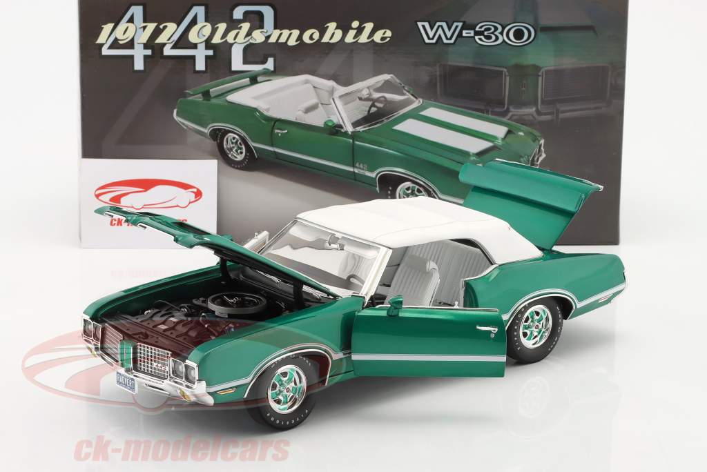 Oldsmobile 442 W-30 convertible year 1972 radiant green 1:18 GMP