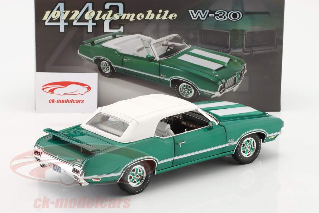 Oldsmobile 442 W-30 convertible year 1972 radiant green 1:18 GMP
