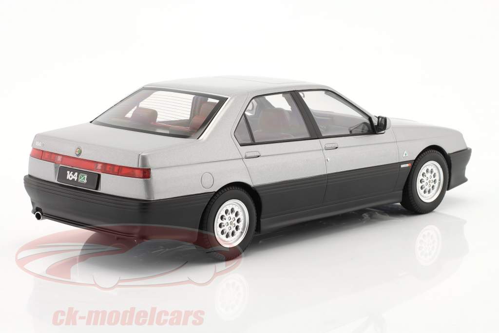 Alfa Romeo 164 Q4 建设年份 1994 银灰色 金属的 1:18 Triple9