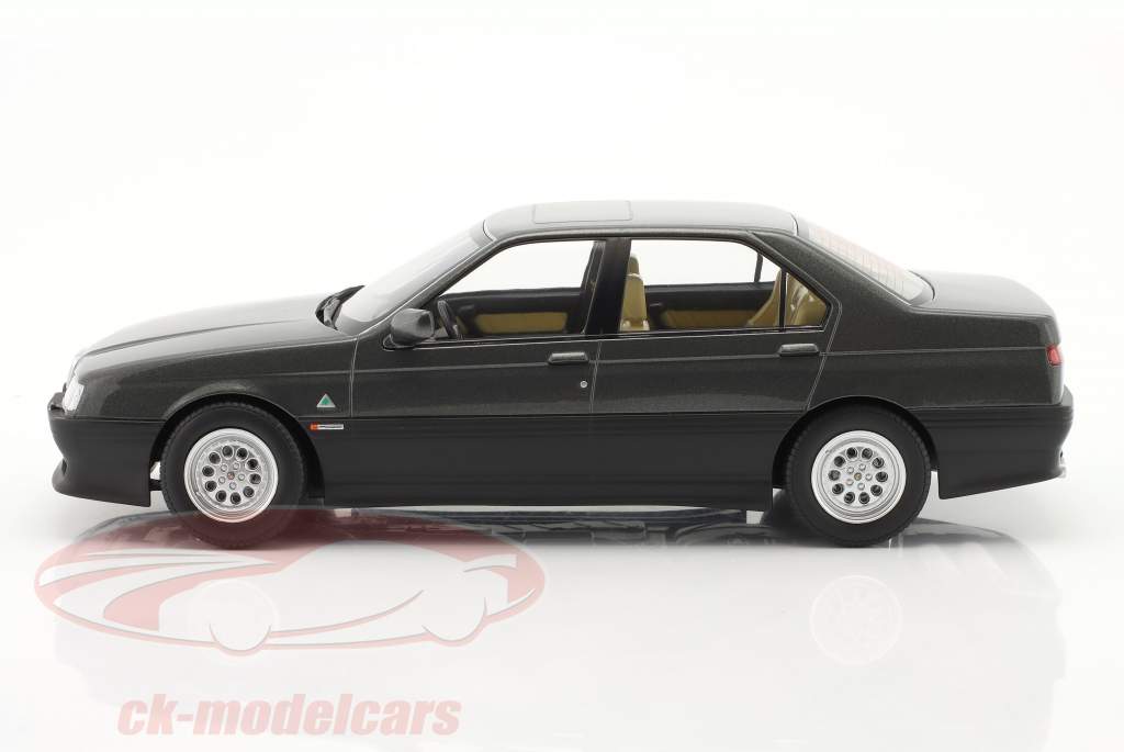 Alfa Romeo 164 Q4 ano de construção 1994 cinza escuro metálico 1:18 Triple9