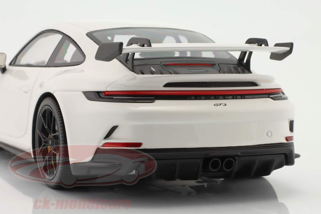 Porsche 911 (992) GT3 2021 white / black rims 1:18 Minichamps