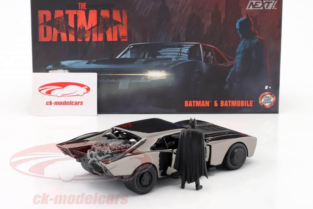 Batmobil Film The Batman (2022) chrom / schwarz mit Figur 1:24 Jada Toys