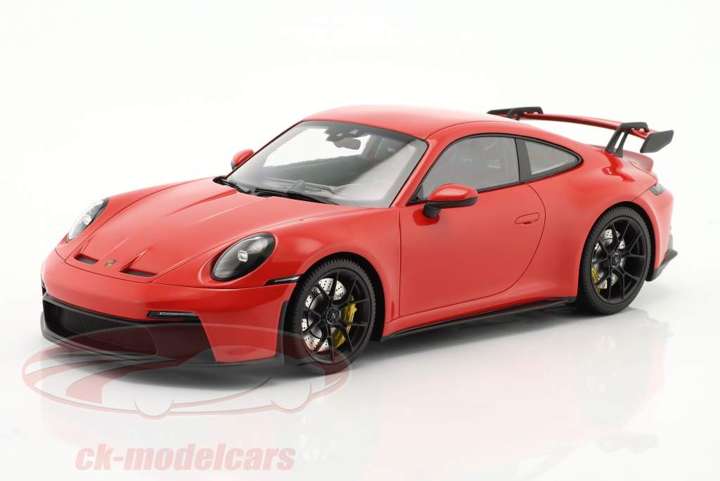 Porsche 911 (992) GT3 2021 guardias rojo / negro llantas 1:18 Minichamps