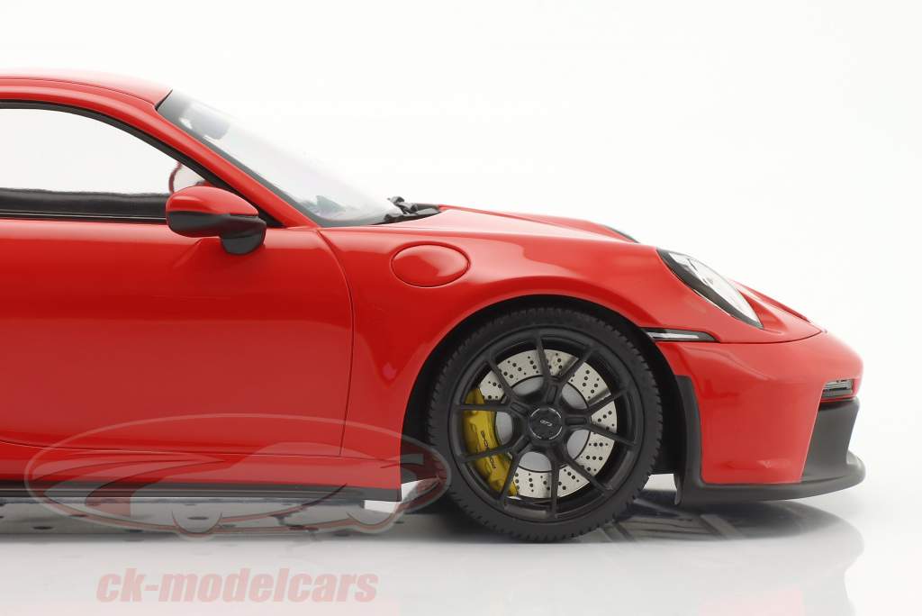 Porsche 911 (992) GT3 2021 gardes rouge / noir jantes 1:18 Minichamps