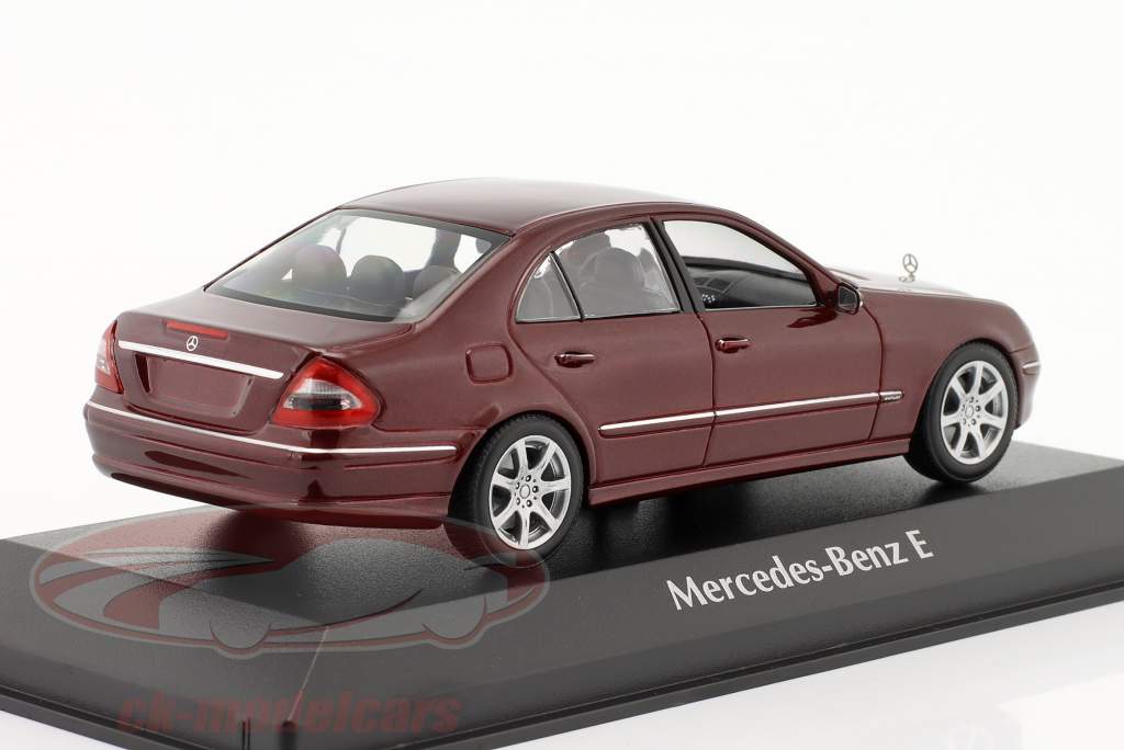 Mercedes-Benz Classe E (W211) Année de construction 2006 rouge foncé métallique 1:43 Minichamps