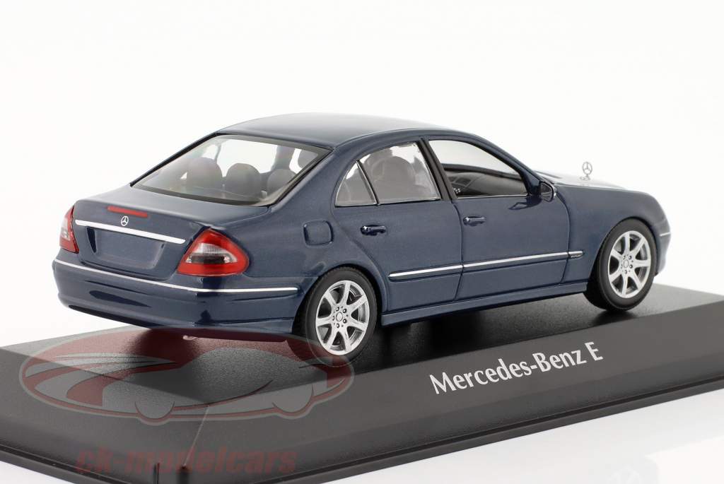 Mercedes-Benz E klasse (W211) Byggeår 2006 mørkeblå metallisk 1:43 Minichamps