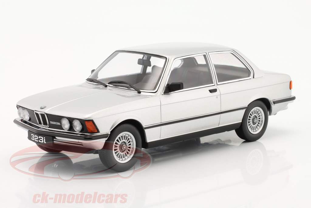 BMW 323i (E21) Byggeår 1978 sølv 1:18 KK-Scale