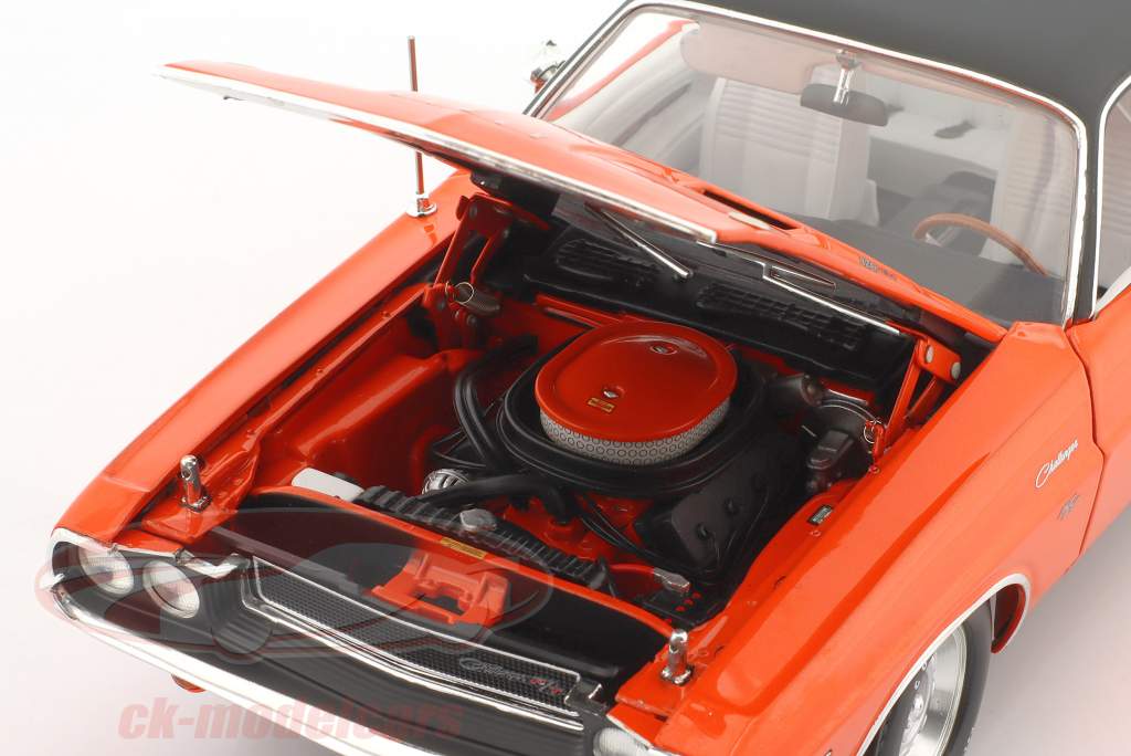 Dodge Challenger 425 Hemi com telhado de vinil ano de construção 1970 laranja / preto 1:18 GMP