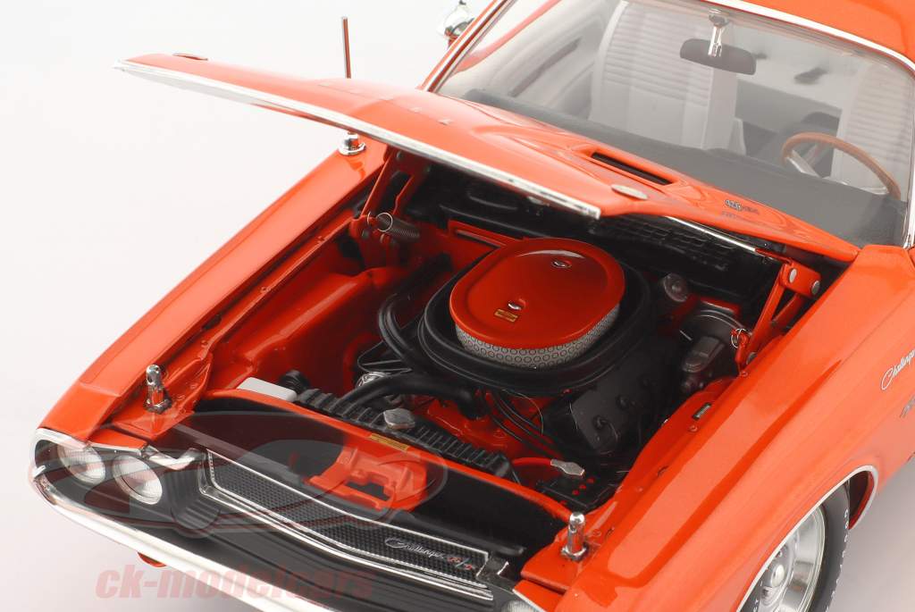 Dodge Challenger 425 Hemi Hardtop year 1970 orange 1:18 GMP