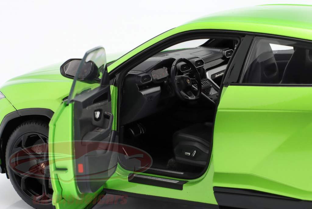 Lamborghini Urus Год постройки 2018 сельваны зеленый 1:18 AutoArt