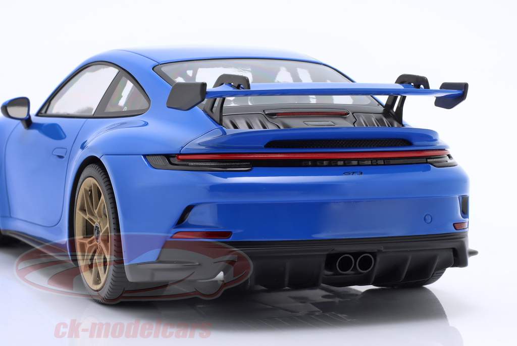 Porsche 911 (992) GT3 2021 haai blauw / gouden velgen 1:18 Minichamps