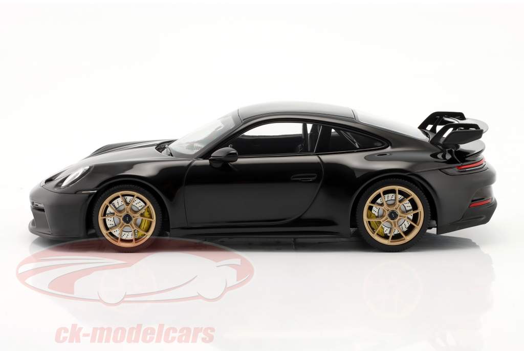 Porsche 911 (992) GT3 2021 noir / Jantes Aurum 1:18 Minichamps