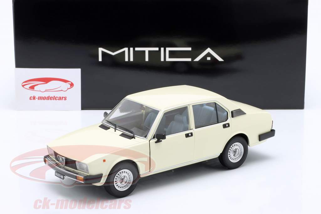Alfa Romeo Alfetta Berlina 2000L Byggeår 1978 elfenben 1:18 Mitica