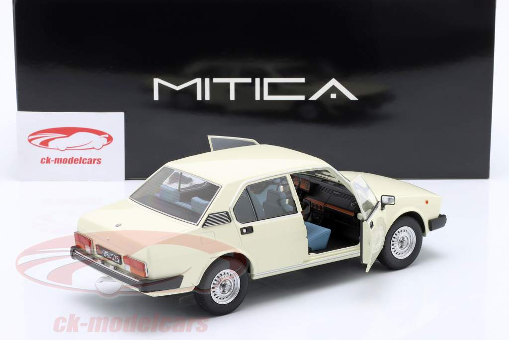 Alfa Romeo Alfetta Berlina 2000L Byggeår 1978 elfenben 1:18 Mitica