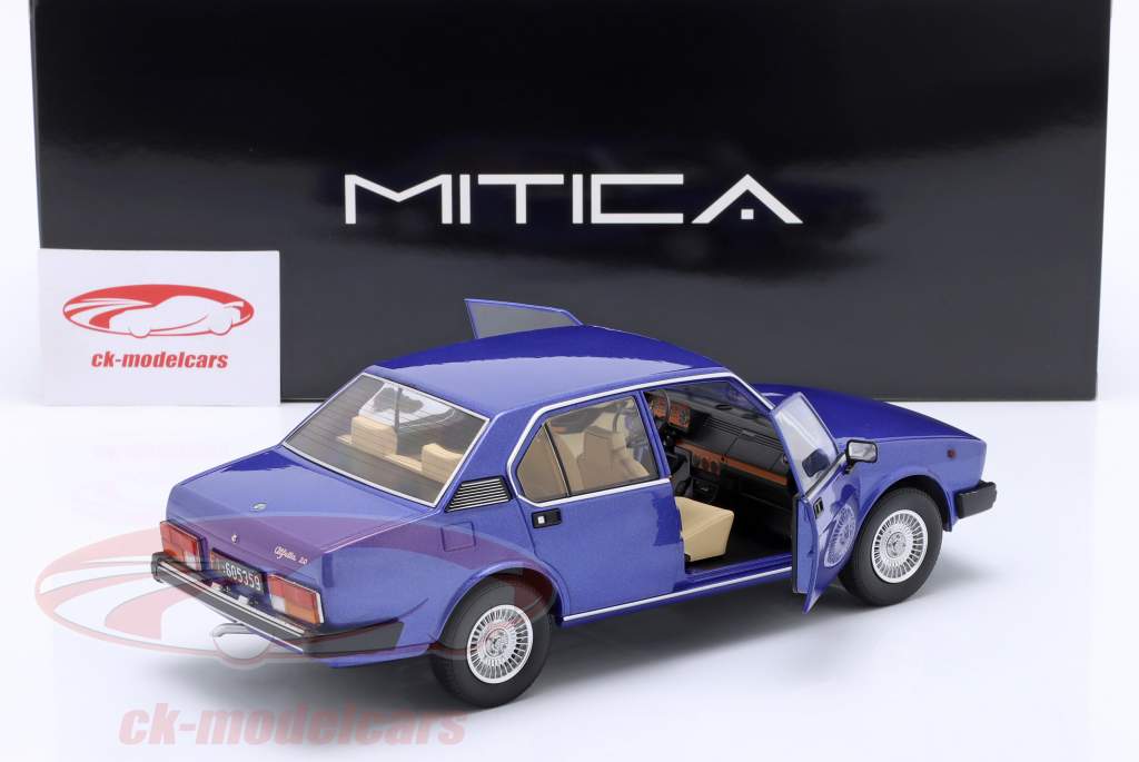 Alfa Romeo Alfetta Berlina 2000L Año de construcción 1978 azul metálico 1:18 Mitica