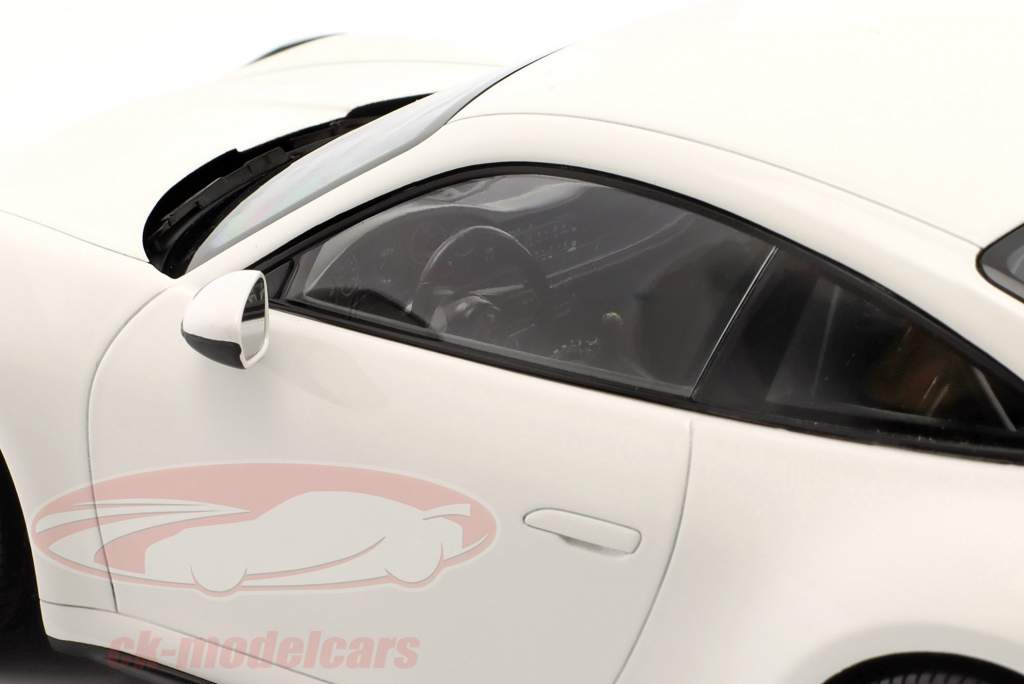 Porsche 911 (992) GT3 2021 weiß / silberne Felgen 1:18 Minichamps