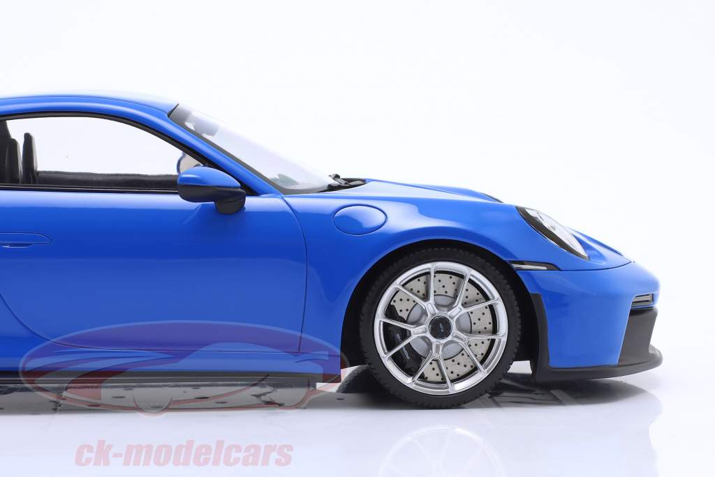 Porsche 911 (992) GT3 2021 hajblå / sølv fælge 1:18 Minichamps