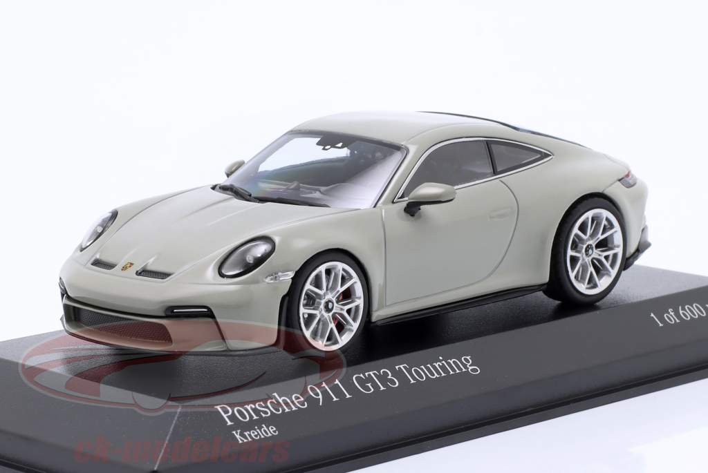 Porsche 911 (992) GT3 em turnê 2021 giz / prata aros 1:43 Minichamps