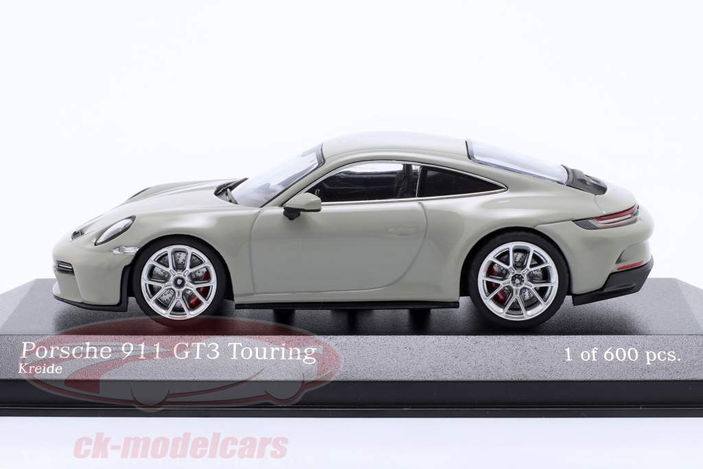Porsche 911 (992) GT3 游览 2021 粉笔 / 银 轮辋 1:43 Minichamps