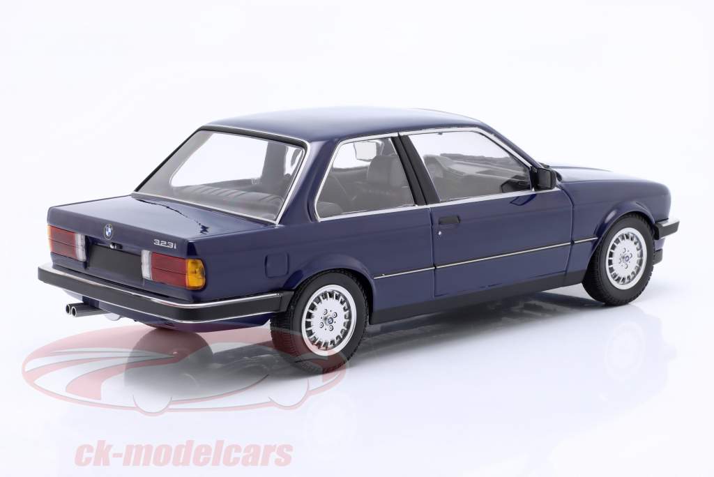 BMW 323i (E30) Limousine Baujahr 1982 dunkelblau 1:18 Minichamps