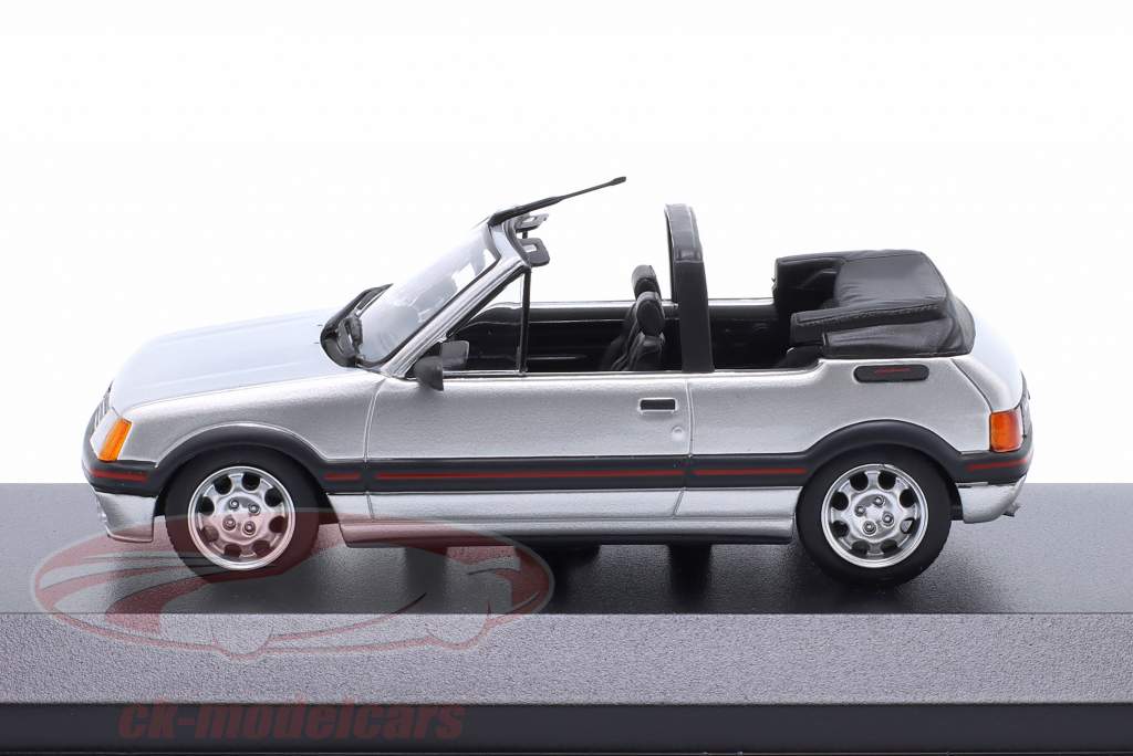 Peugeot 205 CTI conversível ano de construção 1990 prata metálico 1:43 Minichamps