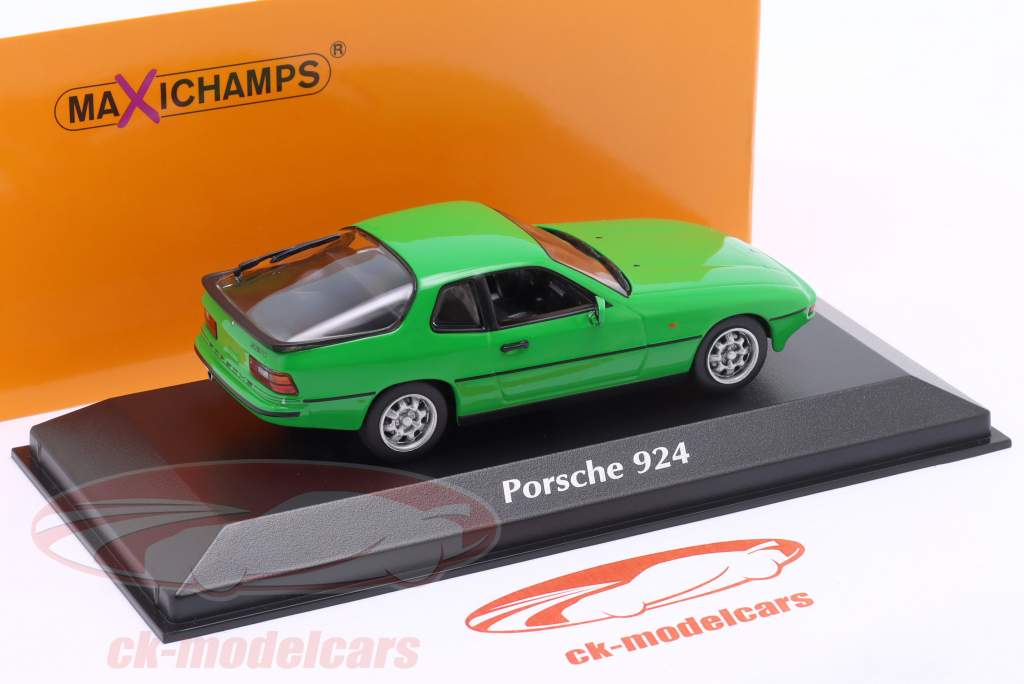 Porsche 924 Год постройки 1976 зеленый 1:43 Minichamps