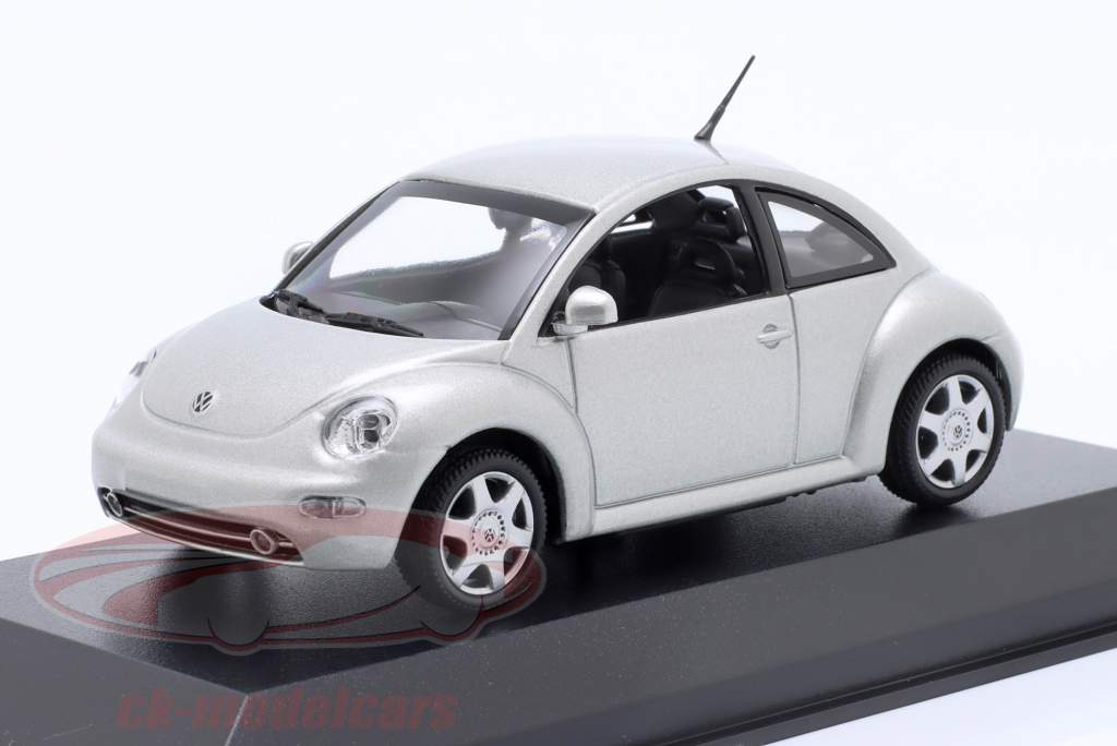Volkswagen VW New Beetle (Type 9C) Bouwjaar 1998 zilver 1:43 Minichamps