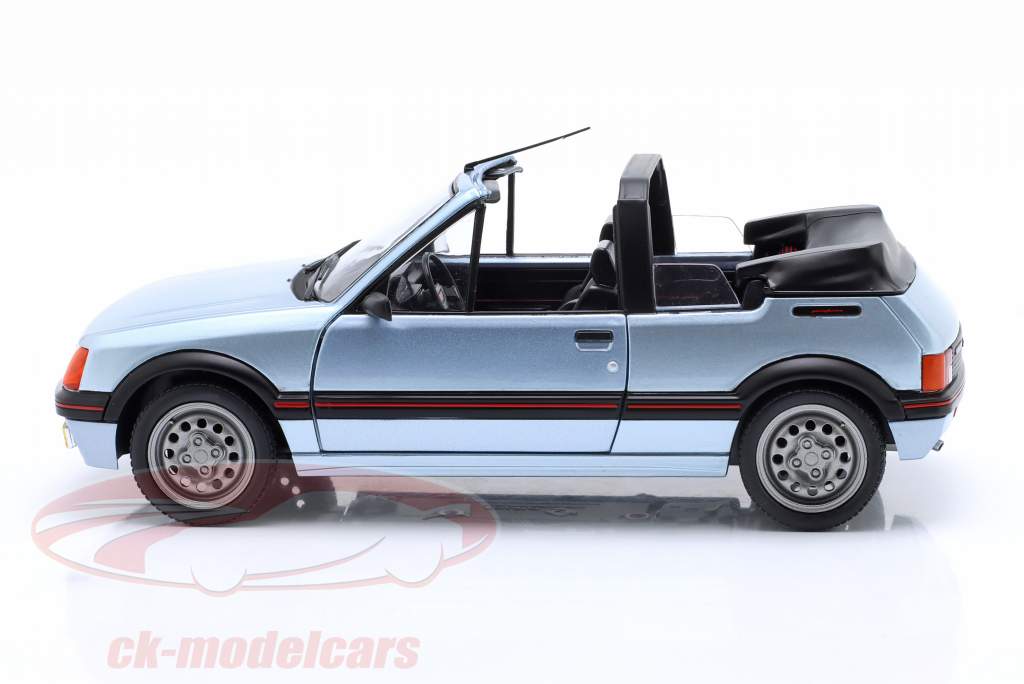 Peugeot 205 CTI conversível ano de construção 1989 Azul claro metálico 1:18 Solido