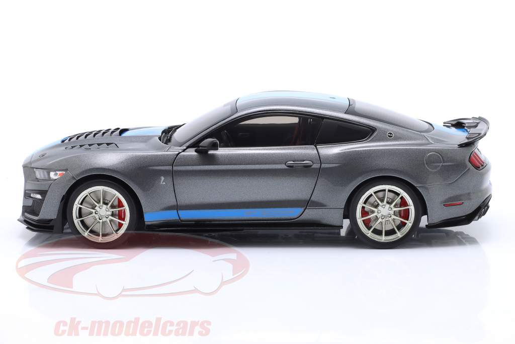 Shelby Mustang GT500 KR year 2022 silver grey metallic / blue 1:18 Solido