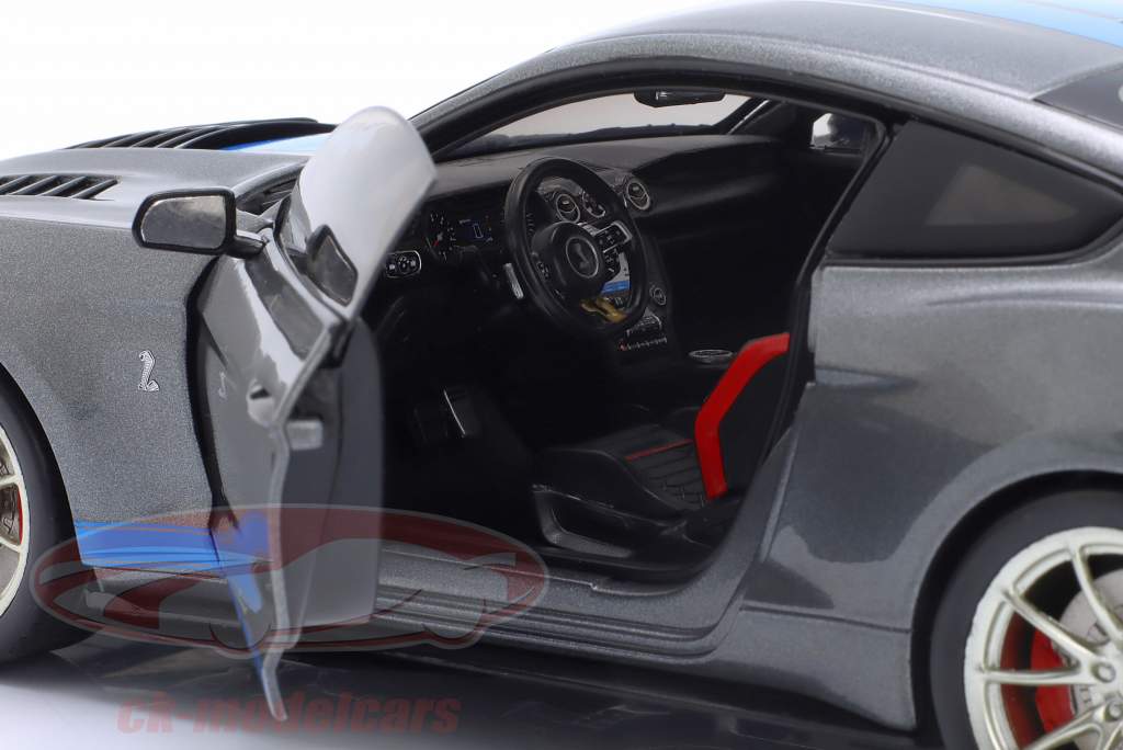Shelby Mustang GT500 KR ano de construção 2022 cinza prateado metálico / azul 1:18 Solido