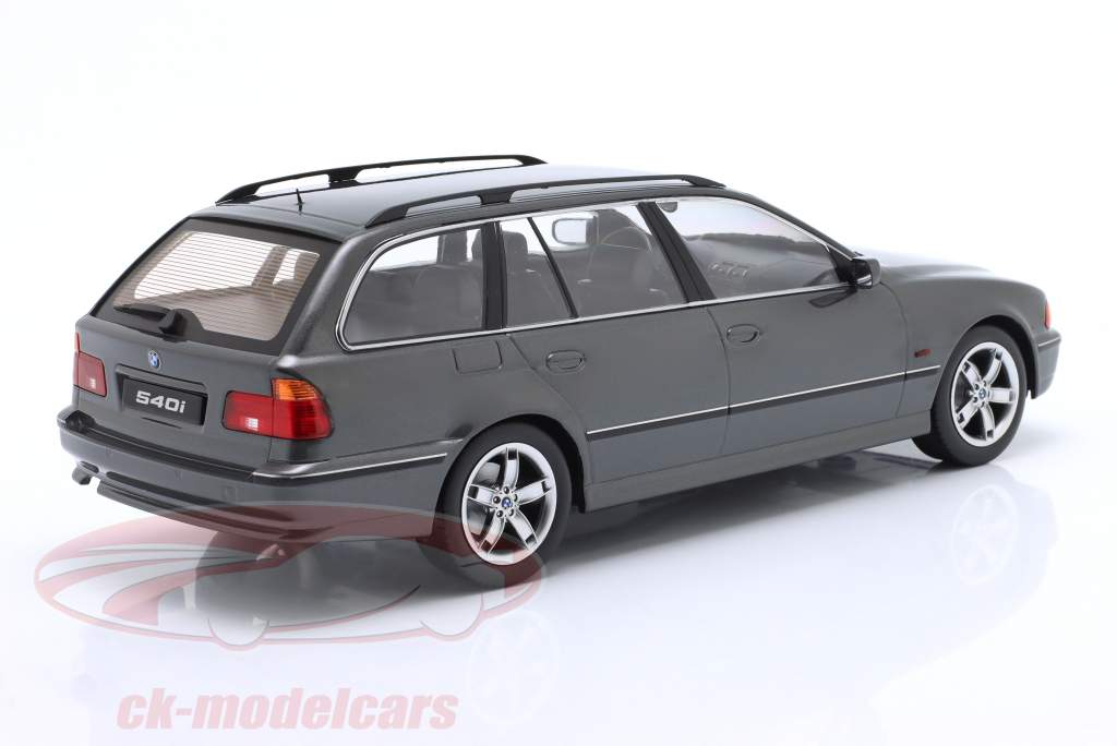 BMW 540i (E39) Touring 建设年份 1997 灰色的 金属的 1:18 KK-Scale
