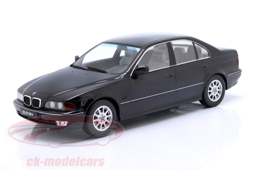 BMW 528i (E39) limousine Byggeår 1995 sort metallisk 1:18 KK-Scale