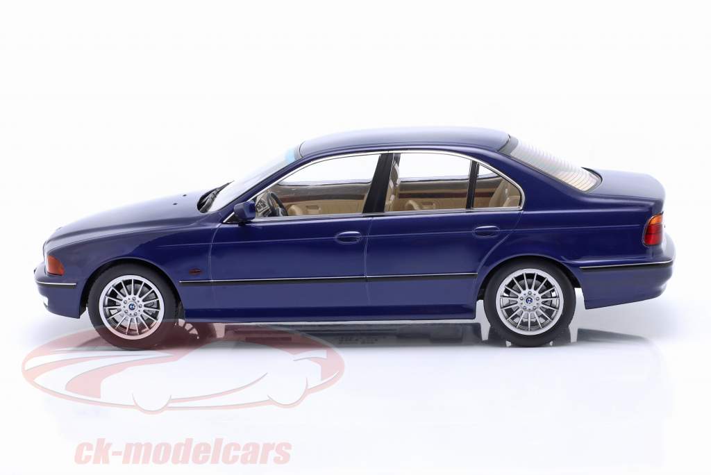 BMW 540i (E39) Limousine Baujahr 1995 blau metallic 1:18 KK-Scale