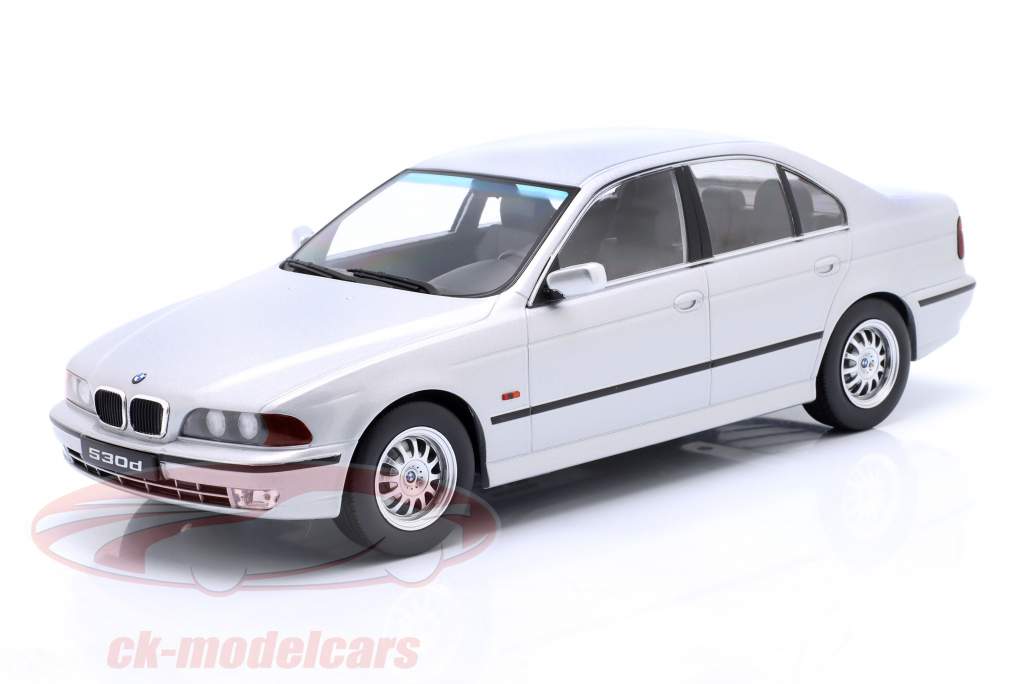 BMW 530d (E39) limousine Bouwjaar 1995 zilver 1:18 KK-Scale