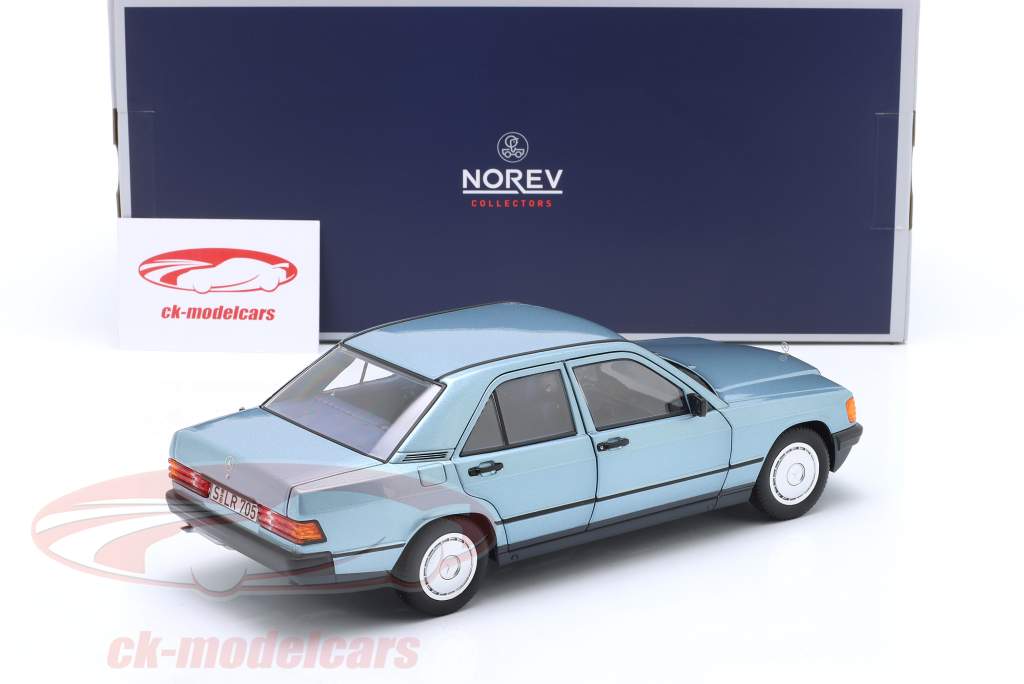 Mercedes-Benz 190E ano de construção 1984 Azul claro metálico 1:18 Norev