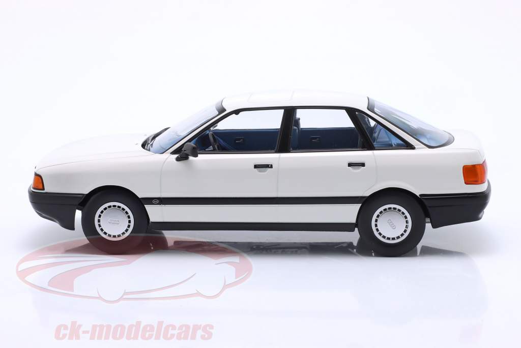 Audi 80 (B3) Bouwjaar 1989 alpen wit 1:18 Triple9