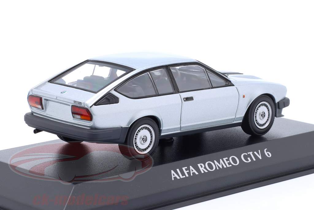 Alfa Romeo GTV 6 Bouwjaar 1983 zilver metalen 1:43 Minichamps