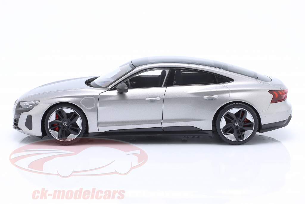Audi RS e-tron GT Bouwjaar 2022 zilver metalen 1:18 Bburago