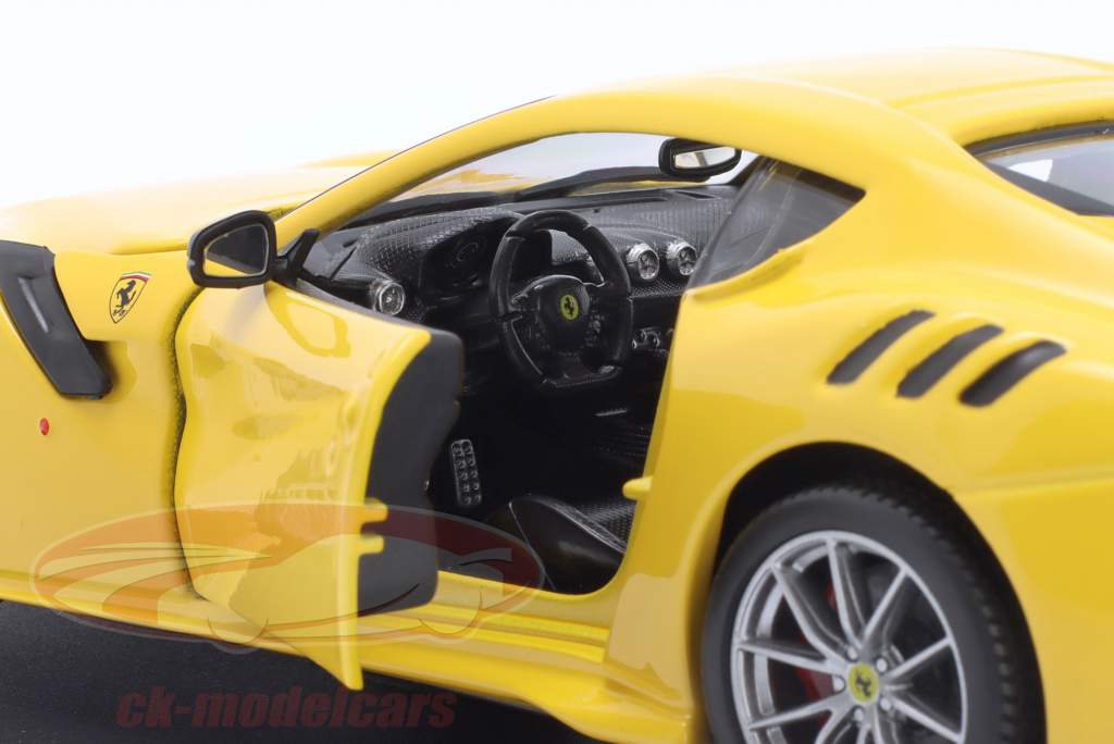 Ferrari F12tdf Byggeår 2015 gul 1:24 Bburago