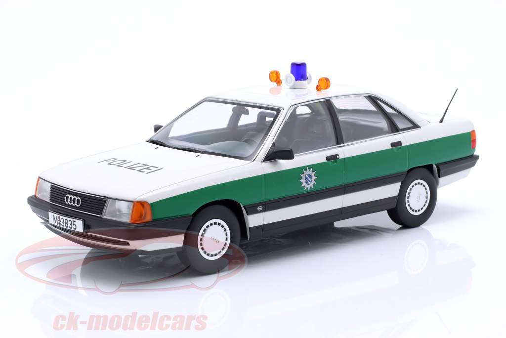 Audi 100 C3 politie Bouwjaar 1989 groente / wit 1:18 Triple9