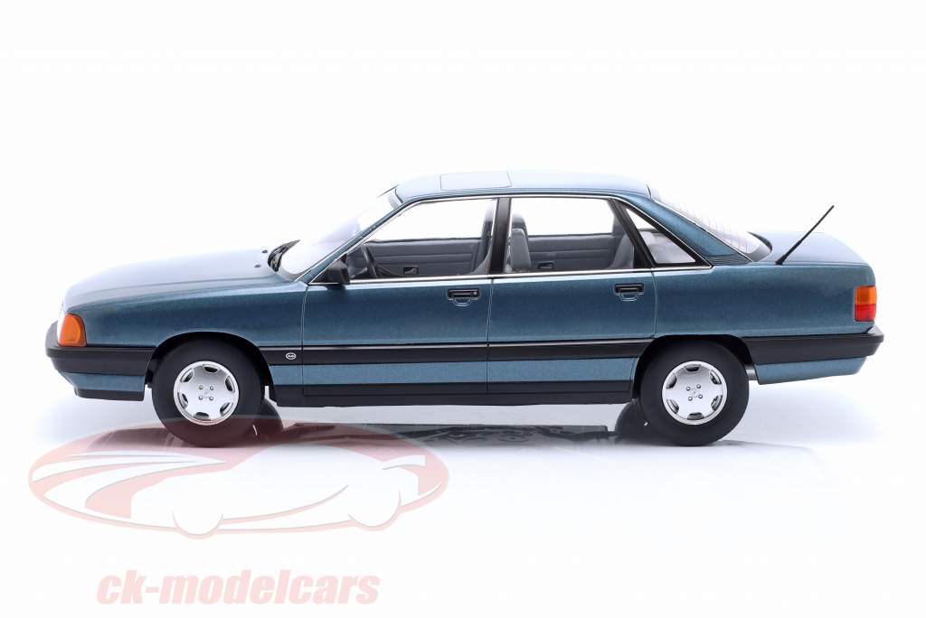 Audi 100 C3 Baujahr 1989 lago blau-grün metallic 1:18 Triple9