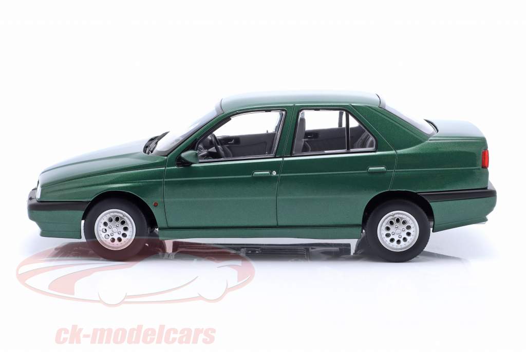 Alfa Romeo 155 Anno di costruzione 1996 verde metallico 1:18 Triple9