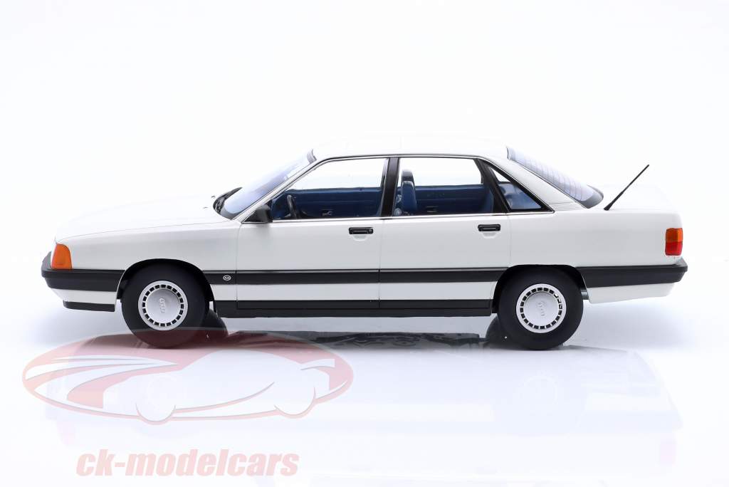 Audi 100 C3 Bouwjaar 1989 zermat zilver metallic 1:18 Triple9