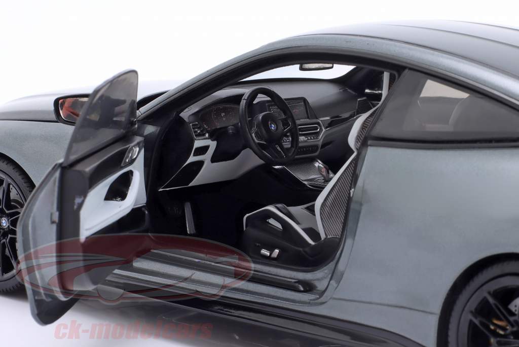 BMW M4 Coupe (G82) ano de construção 2020 Cinza metálico 1:18 Minichamps