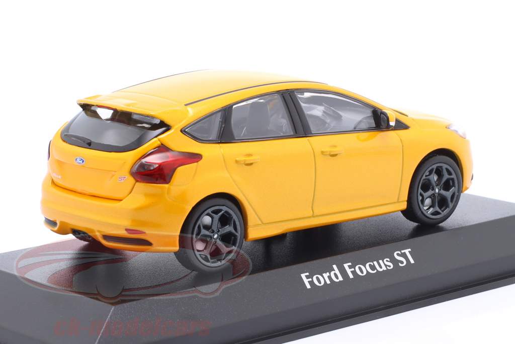 Ford Focus ST Год постройки 2011 апельсин металлический 1:43 Minichamps