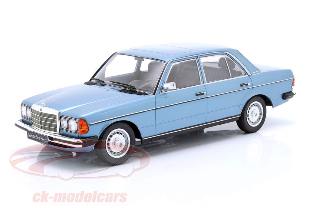 Mercedes-Benz 230E (W123) Année de construction 1975 bleu clair métallisé 1:18 KK-Scale